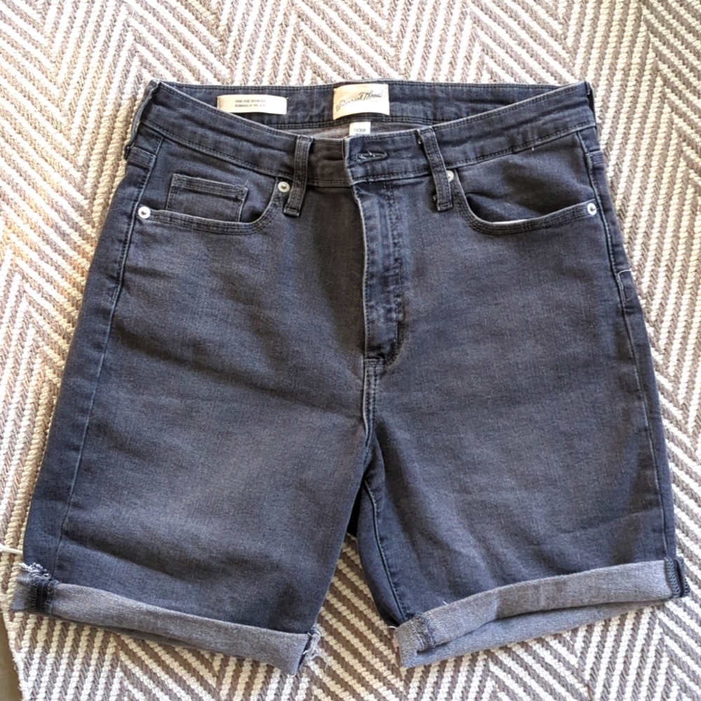 Universal thread high rise Bermuda shorts
